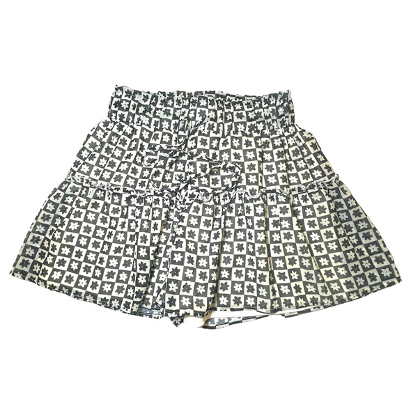 Kendall & Kylie Dresses & Skirts - Kendall & Kylie Women’s White And Black Floral Mini Skirt size- S